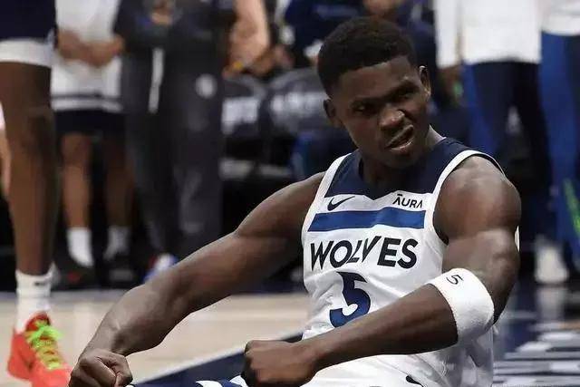 NBA发布赛前海报：库里安静时刻 76人三巨头享Taco 文班坐UFO